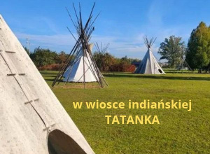 Namioty indiańskie z napisem klasa 3a i 3 b w wiosce indiańskiej Tatanka.