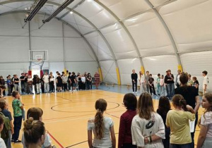 Uczniowie klas 4-8 podczas apelu szkolnego.