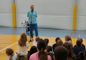 Mężczyzna bez rąk opowiada o swoich pasjach