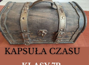 Kuferek z napisem: Kapsuła czasu klasy 7b.