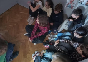 Uczniowie klasy 6b podczas projekcji obrazów nieba.