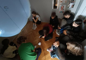 Młodzież przygotowuje się do projekcji nieba.