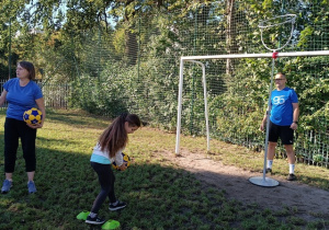 Uczniowie przed bramką piłkarską podczas konkurencji sportowych.