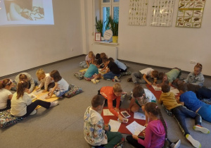 Dzieci pracujące w grupach na warsztatach.