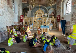 Uczestnicy wycieczki we wnętrzu synagogi